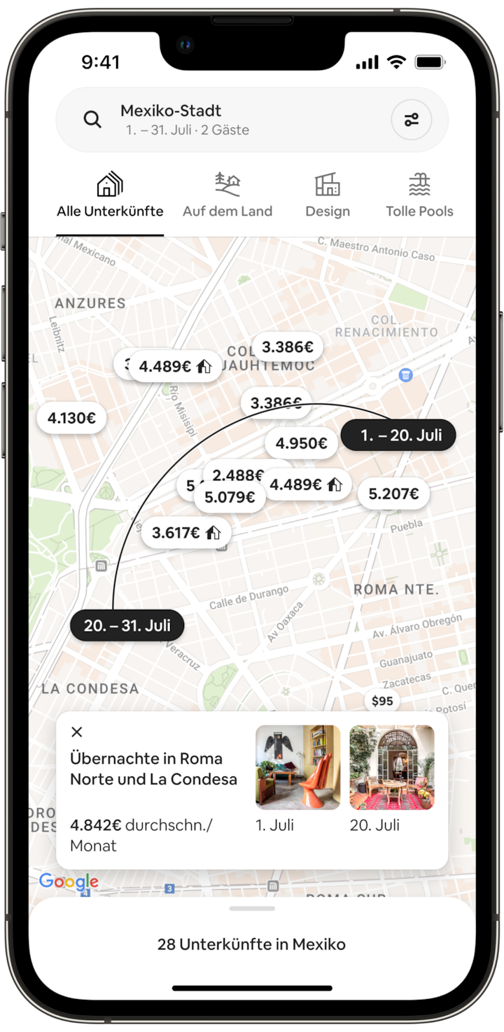 Der Bildschirm eines Handys zeigt eine Karte von Mexiko-Stadt an. Die beiden Unterkünfte, die auf dem vorherigen Bildschirm angezeigt waren, sind durch schwarze Symbole gekennzeichnet, die die Reisedaten der jeweiligen Aufenthalte anzeigen. Eine gewölbte schwarze Linie zeigt, wie nah die Unterkünfte beieinander liegen. Ein eingefügtes Bild zeigt Fotos der beiden farbenfrohen Innenhöfe, die Bestandteil dieses verbundenen Aufenthalts sind.