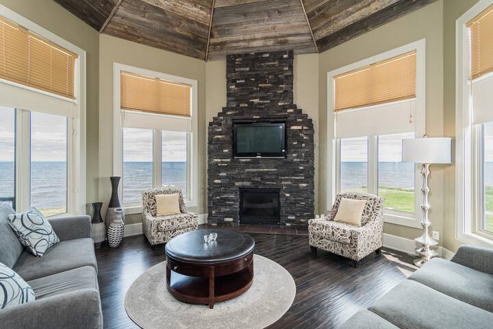 Stunning Private Oceanfront resort! gallery image 3