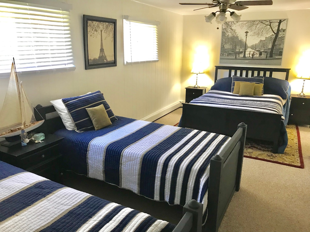 Upstairs bedroom with queen bed and two single 