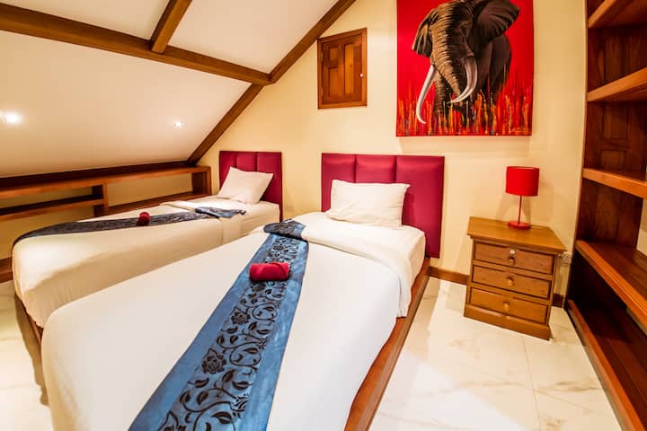 غرفة النوم المتصلة في غرفة النوم 5 مع سريرين متماثلين