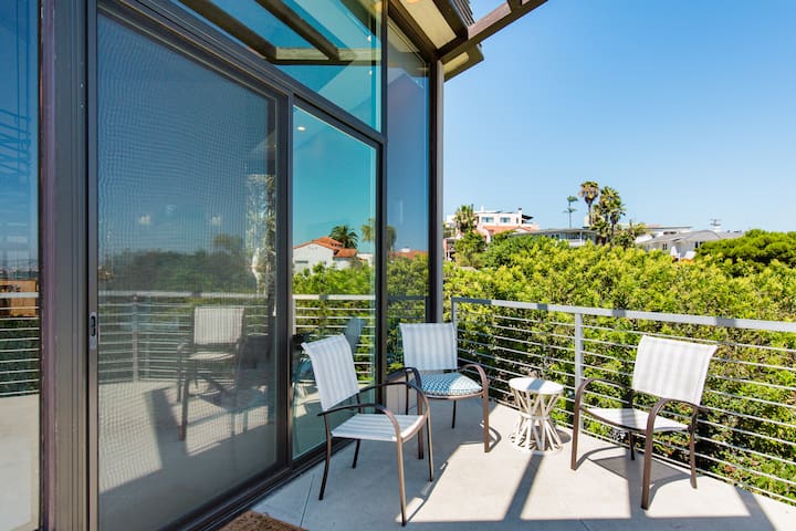 Savor Panoramic Harbor and Skyline Views near Shelter Island gallery image 4