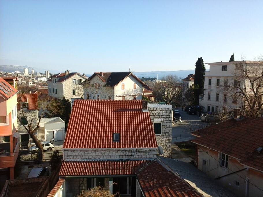 Pogled sa terase na grad.