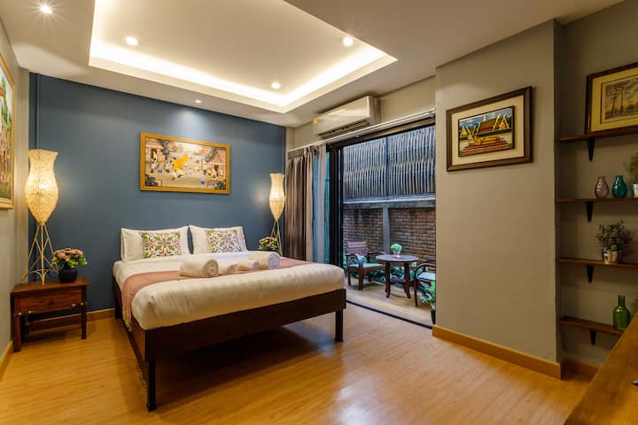 La última sección de la habitación es la cama y otra parte del jardín.