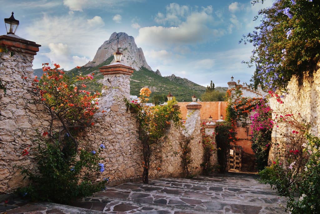VISTA A LA PEÑA DE BERNAL