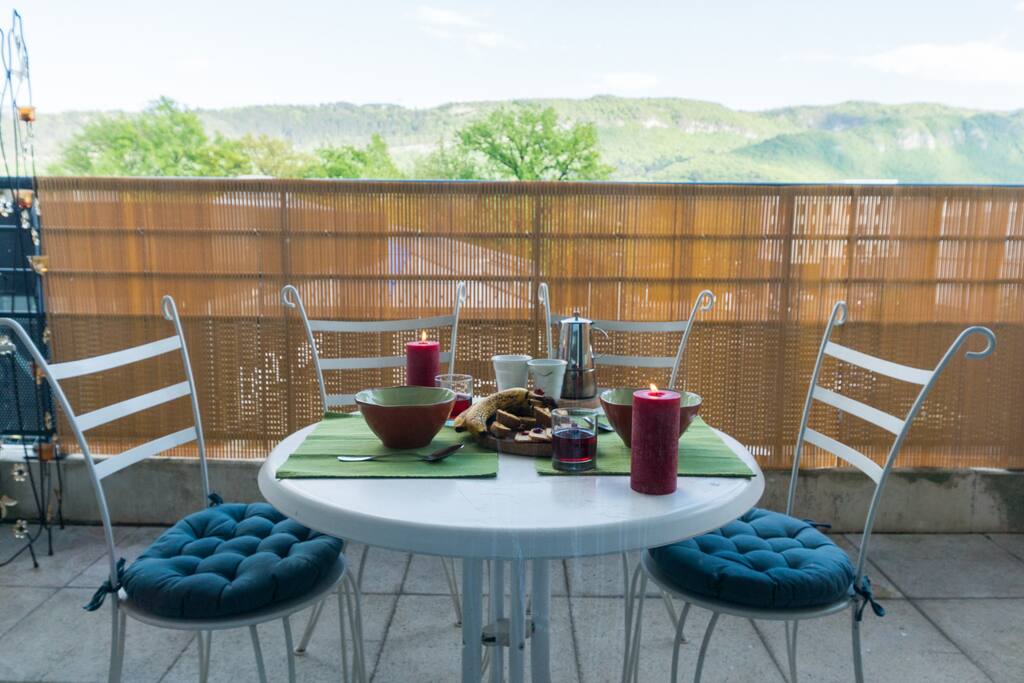Balcon avec les montagnes