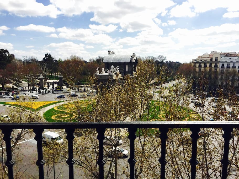 View from balcony at day (Puerta de Alcalá and Retiro Park)
