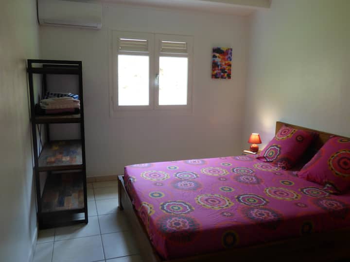 Schlafzimmer mit 160cm Bett und Kleiderschrank