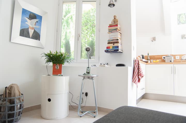 Design Flat With Private Garden - Montreuil, France