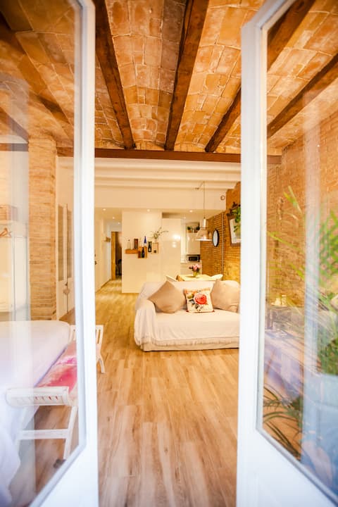 Popular Airbnb listing: Renovated & Vintage Sagrada Familia - HUTB-010857 in La Sagrada Família