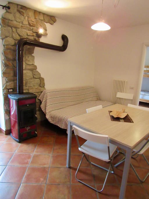 zona living con stufa e divano letto