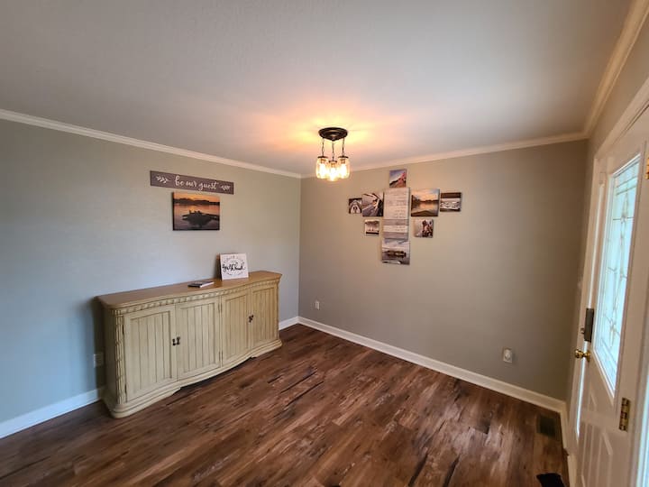 8 Bedroom, 4.5 bath lake front home with boathouse
