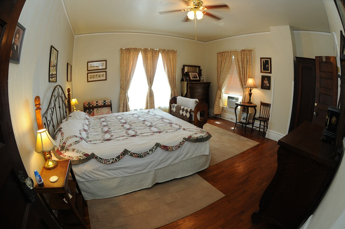 Ამას ჰქვია საოჯახო ქვილთის ოთახი დიდი ზომის საწოლით