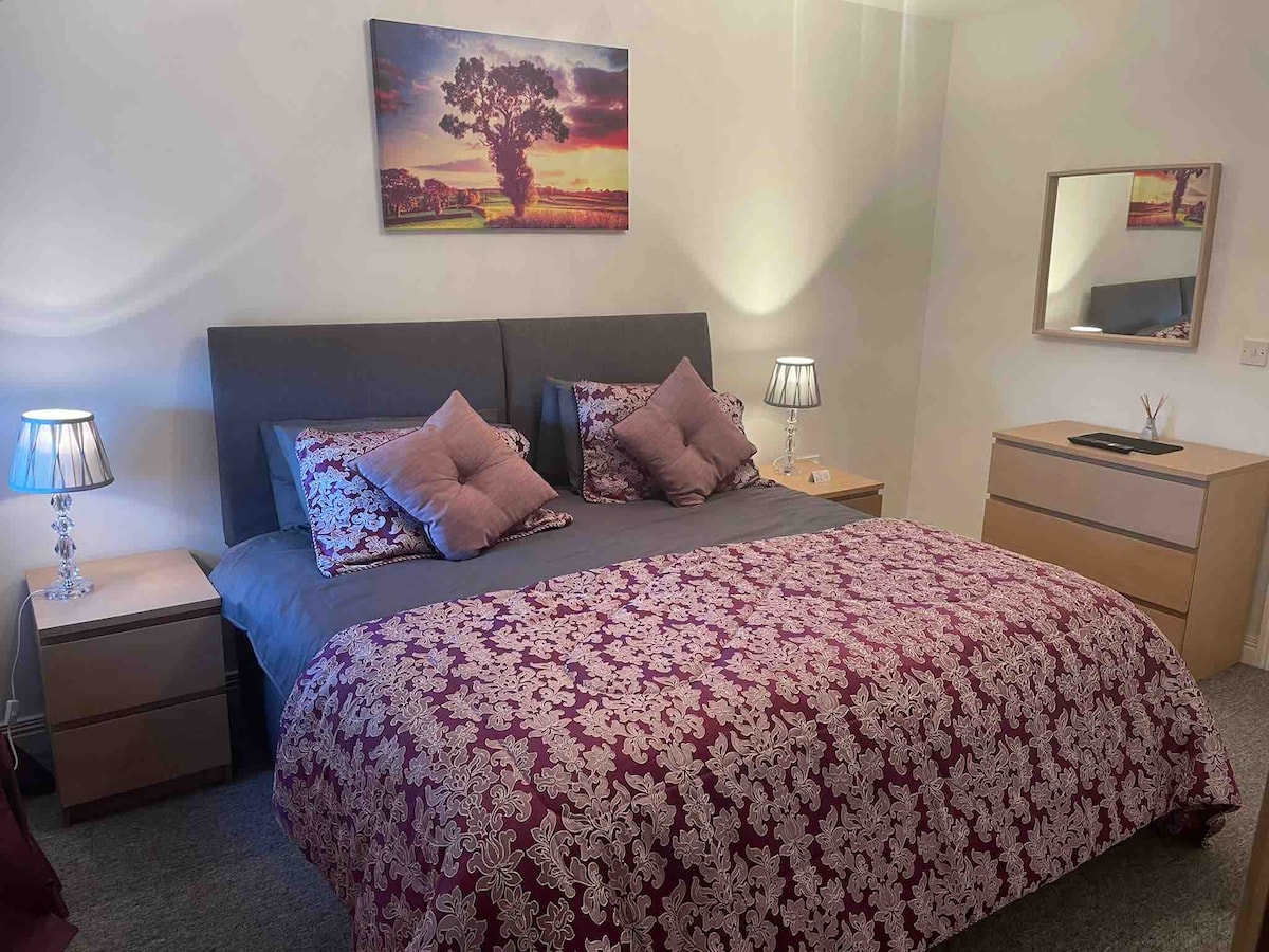 Dormitorio 3 - ‘McIlroy’

Cama súper grande extra grande ( o 2 camas individuales bajo petición). 
Armario, cajones, estanterías y vista del verde.  Smart TV. 