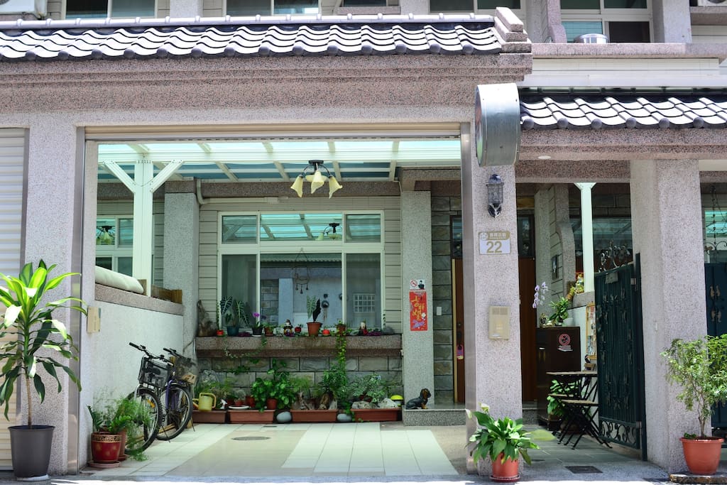 Yard 1
綠意盎然的庭院