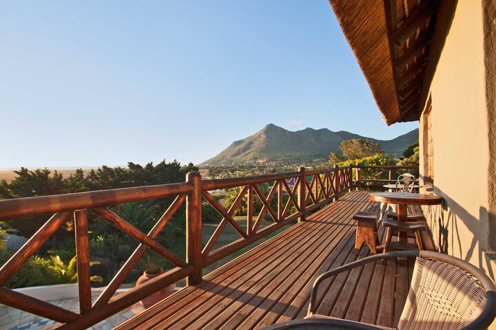 Relax in the heart of Noordhoek gallery image 2