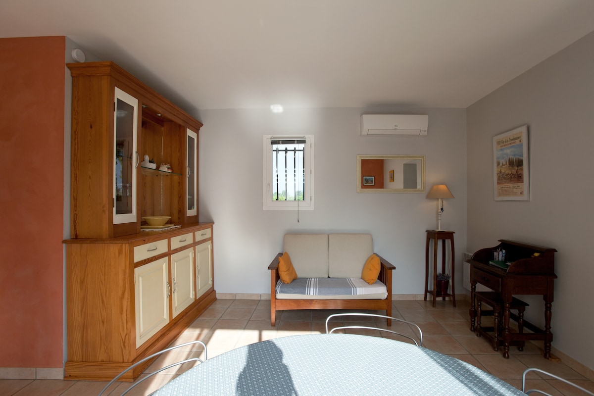 Popular Airbnb listing: La Remise: Independent house in Eygalières in Eygalières