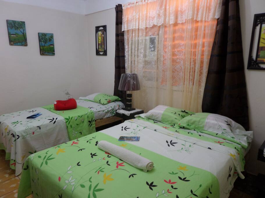 Dormitorio con cama matrimonio y cama individual.
Bedroom with double and single bed.