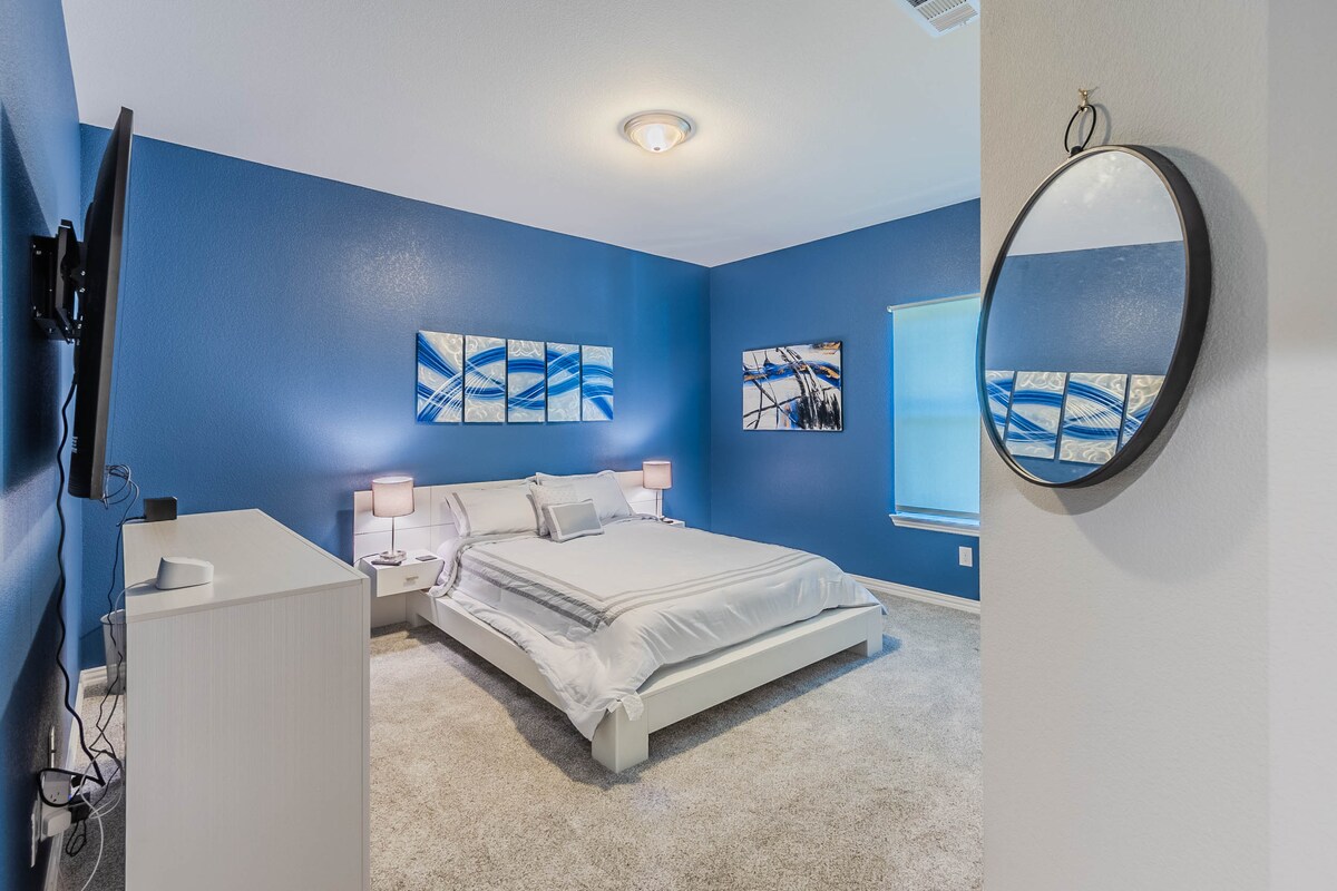 第二间卧室：双人床，配备三星4K 65英寸电视