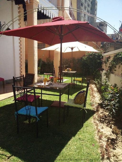 Vue d'une table dans le jardin
