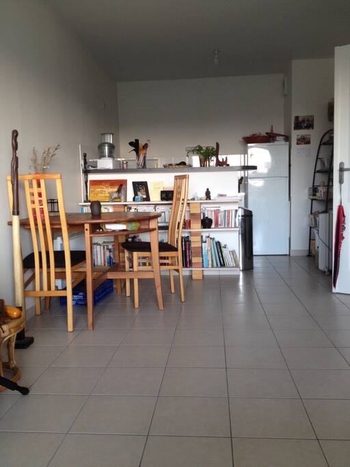 Coin salle à manger avec livres à disposition