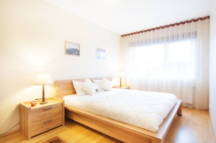 Primer dormitorio con una cama enorme