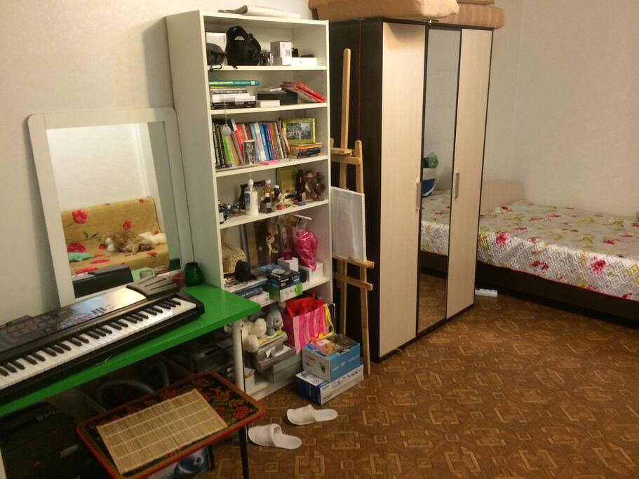 Это зал/спальня. Из спальных мест: кровать и раскладывающийся диван.