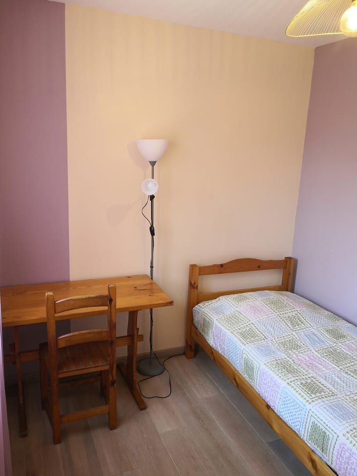 Chambre lit simple avec bureau