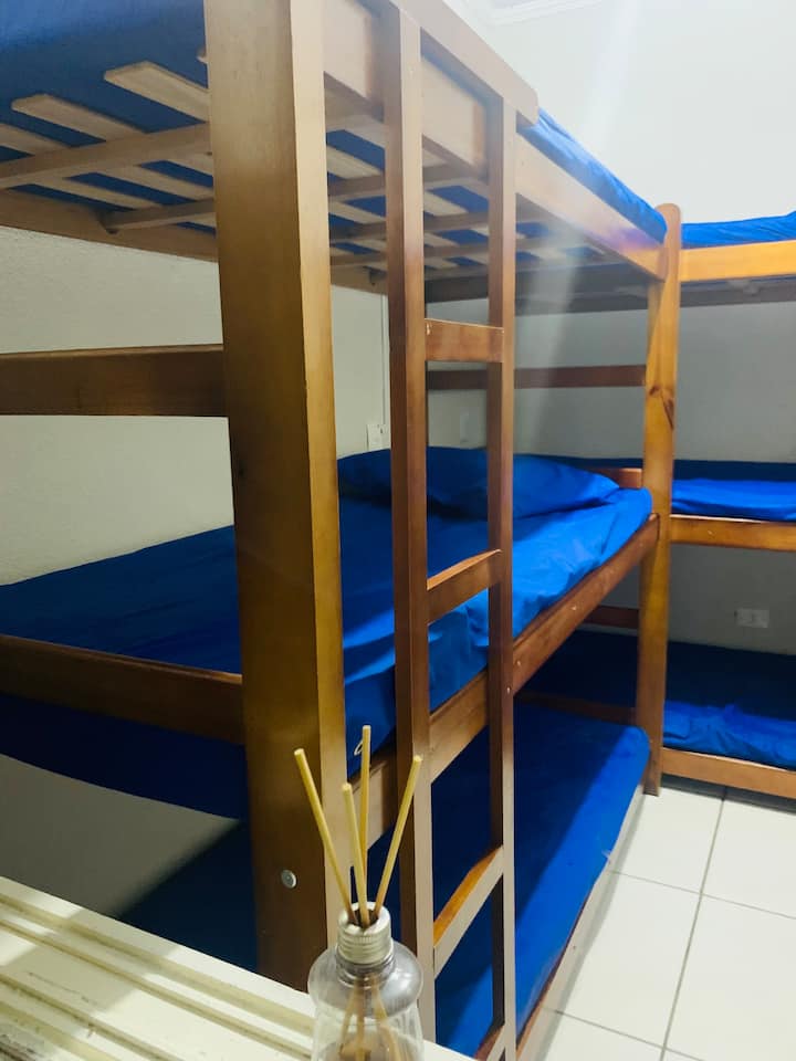 Quarto 3- Good Vibes

Соба со две трилици, гардероба и ѕиден вентилатор