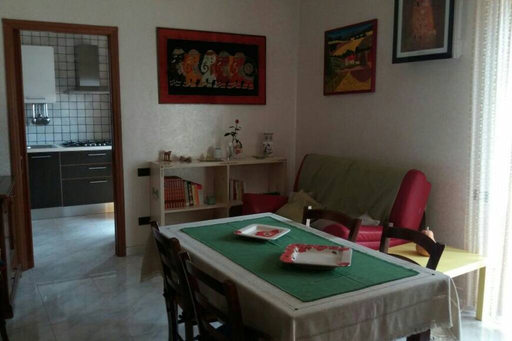 Sala da pranzo con disposizione divano, tv, aria condizionata.