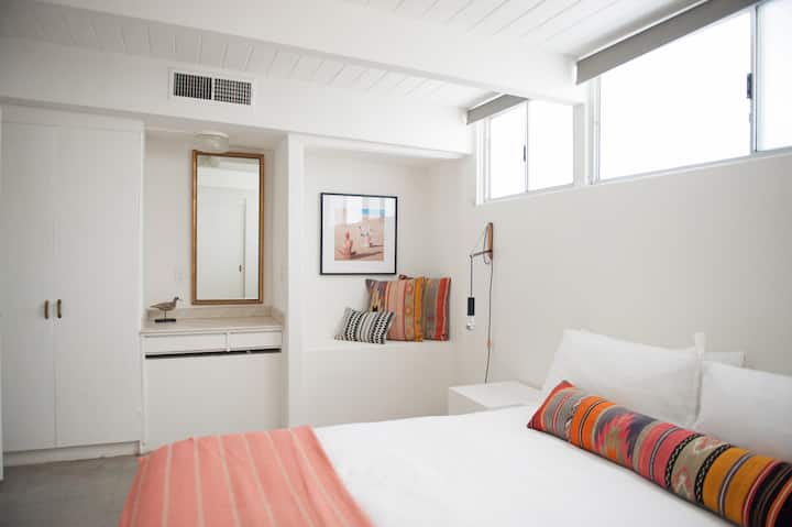 Disfruta de tu suite king con una acogedora y cómoda cama tamaño king, armario extragrande y rincón de lectura