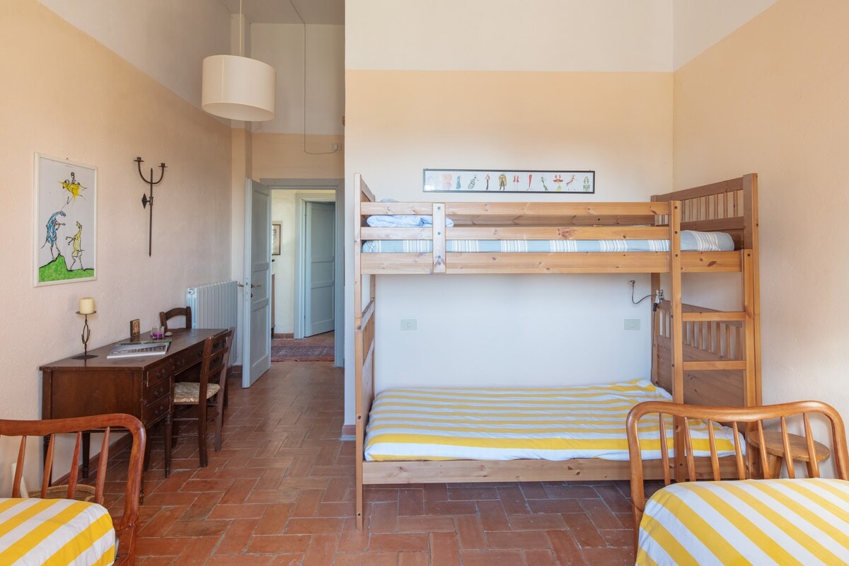 5号卧室，适合儿童入住，配有4张单人床（一楼）