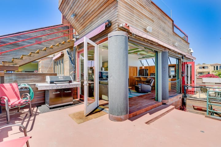 Bay Front, Roll Up Glass Walls, Roof deck Jacuzzi! gallery image 2