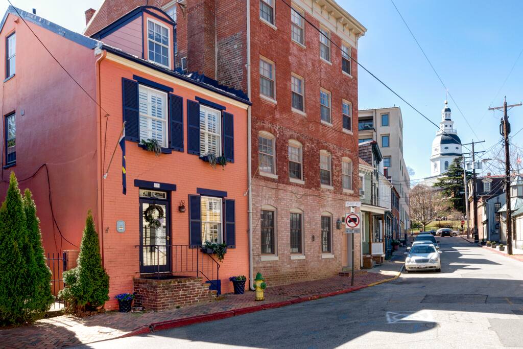 Steps from the state capital and city dock..LOCATION, LOCATION, LOCATION!!!!!!!
