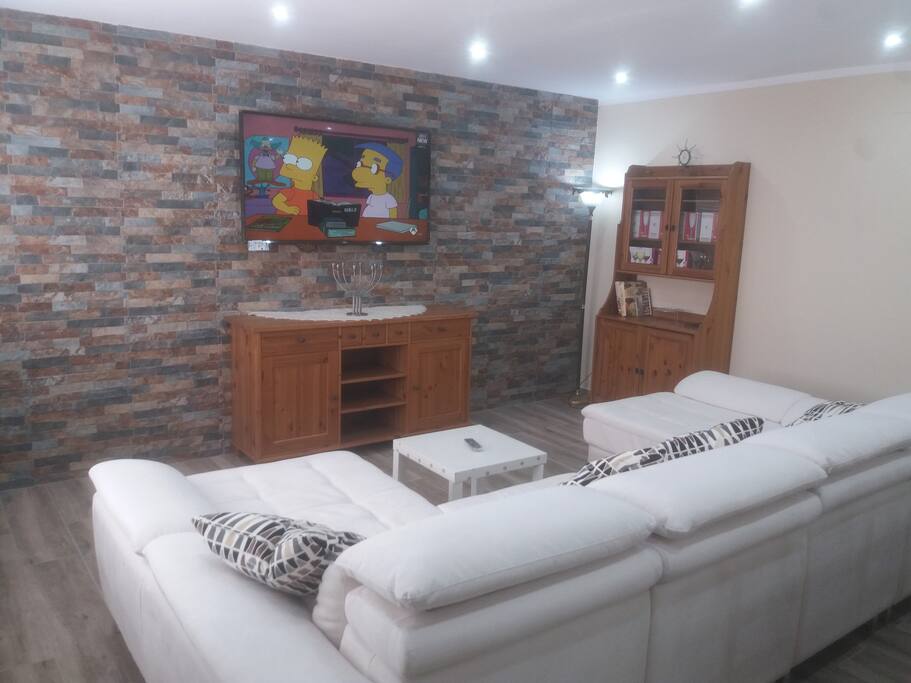 SMART TV y sofá de piel con doble cheslón