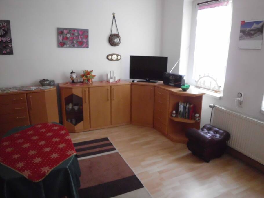 Wohnzimmer mit Spieleschrank