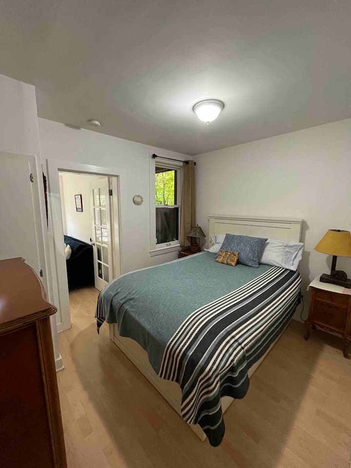 Спална соба со органски кревет во целосна големина