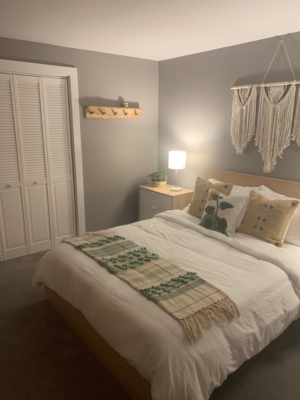 „Сива стая“ (на приземния етаж)