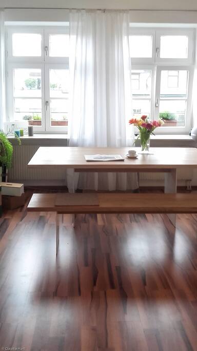 Südseite, 2 Fenster lassen viel Licht ins Zimmer