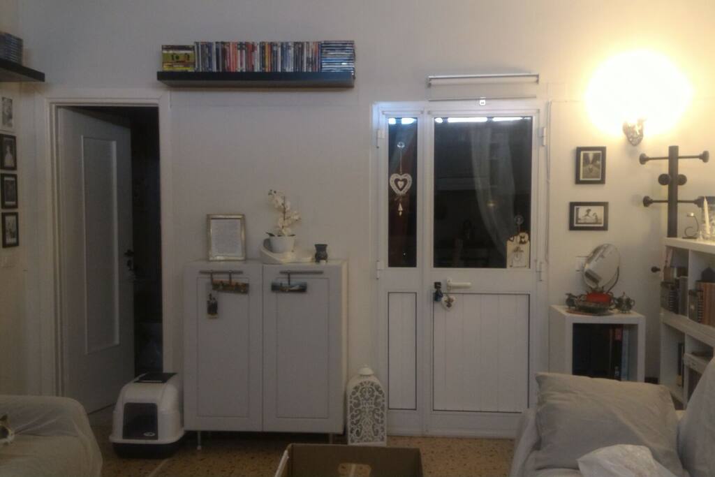 Ampio ingresso con salotto e cucina a vista