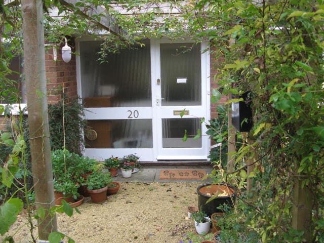 Sunny 3 bed bungalow with garden