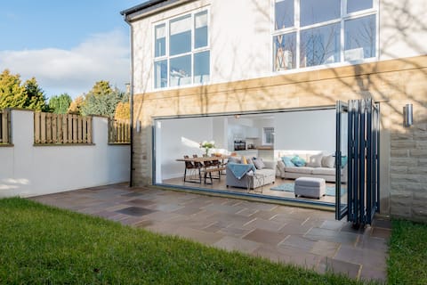 Top Airbnb: Large 4 Bed House in a Quiet Village with Hot Tub in Farnley & Wortley