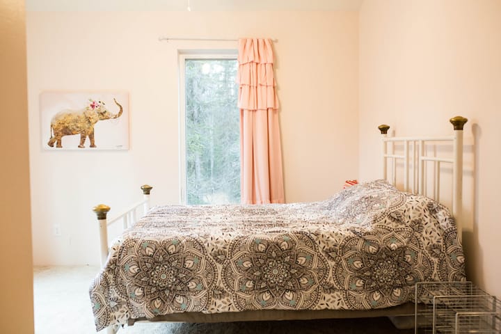 Bedroom 2: Upstairs, Queen bed, Tempurpedic mattress. Light blocking curtains for the bright Alaskan summer nights.