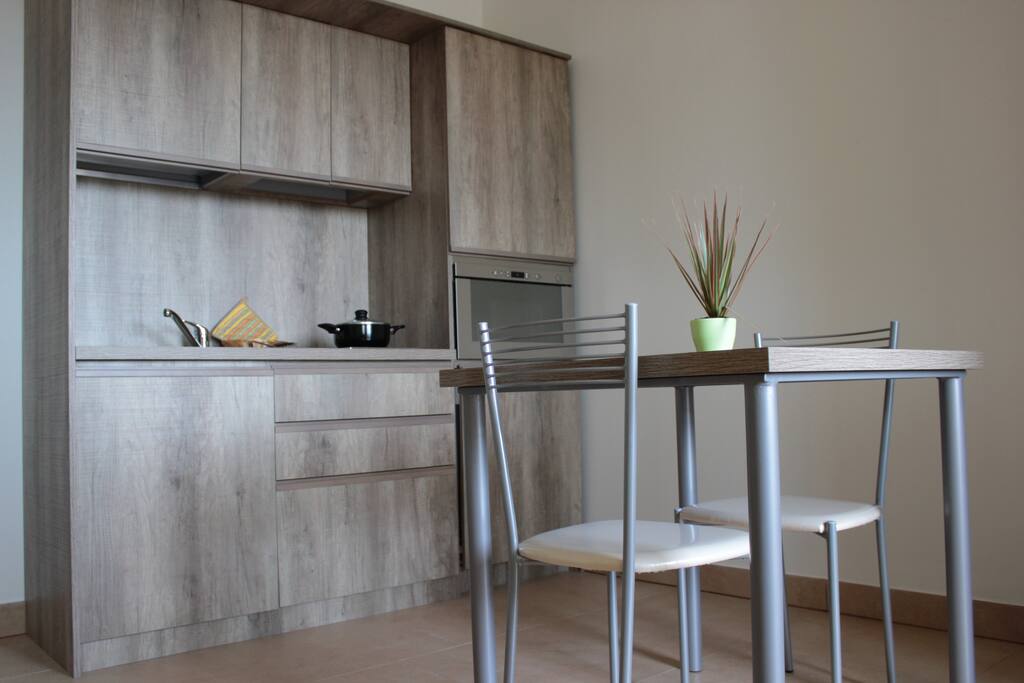 Cucina completa di stoviglie e con piano cottura a induzione