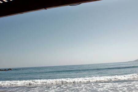 MAITENCILLO CABAÑAS JC frente a la playa.