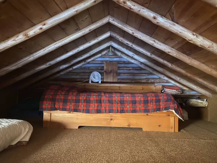 CC49 … Main House Loft (2 twin beds)