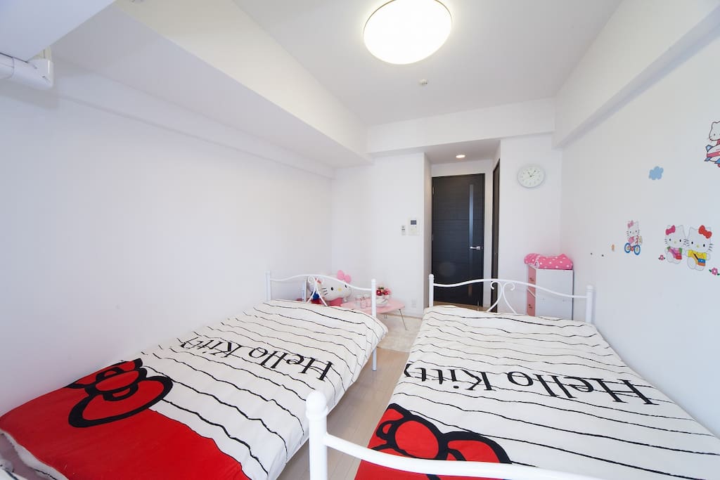Semi-double bed there are two.