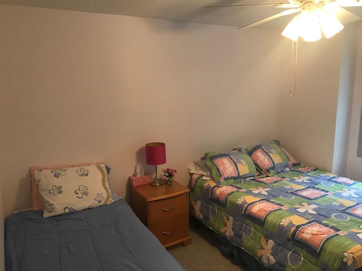 Dormitorio con 2 camas
