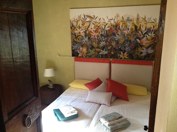 Queen-Size საძინებელი 2 ცალკე სააბაზანოთი 