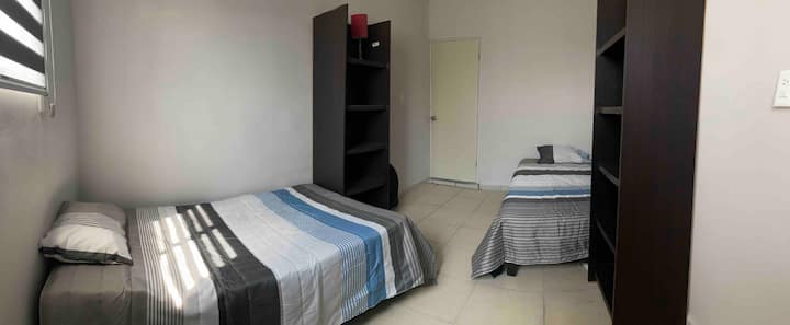 Spálňa s klimatizáciou, stropným ventilátorom, 2 lôžkami (jedna dvojlôžková a jedna osoba), kúpeľňa vo vnútri izby, 2 burgos s nočnou lampou, zrkadlo, zásuvka na oblečenie.