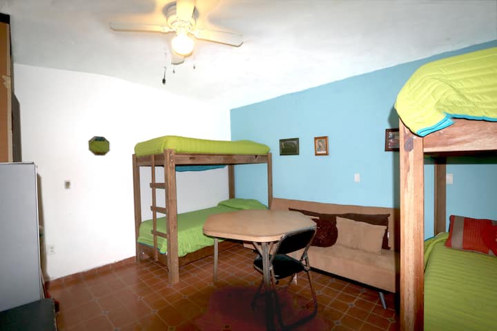 卧室2 - 2张双层床、1张沙发床。